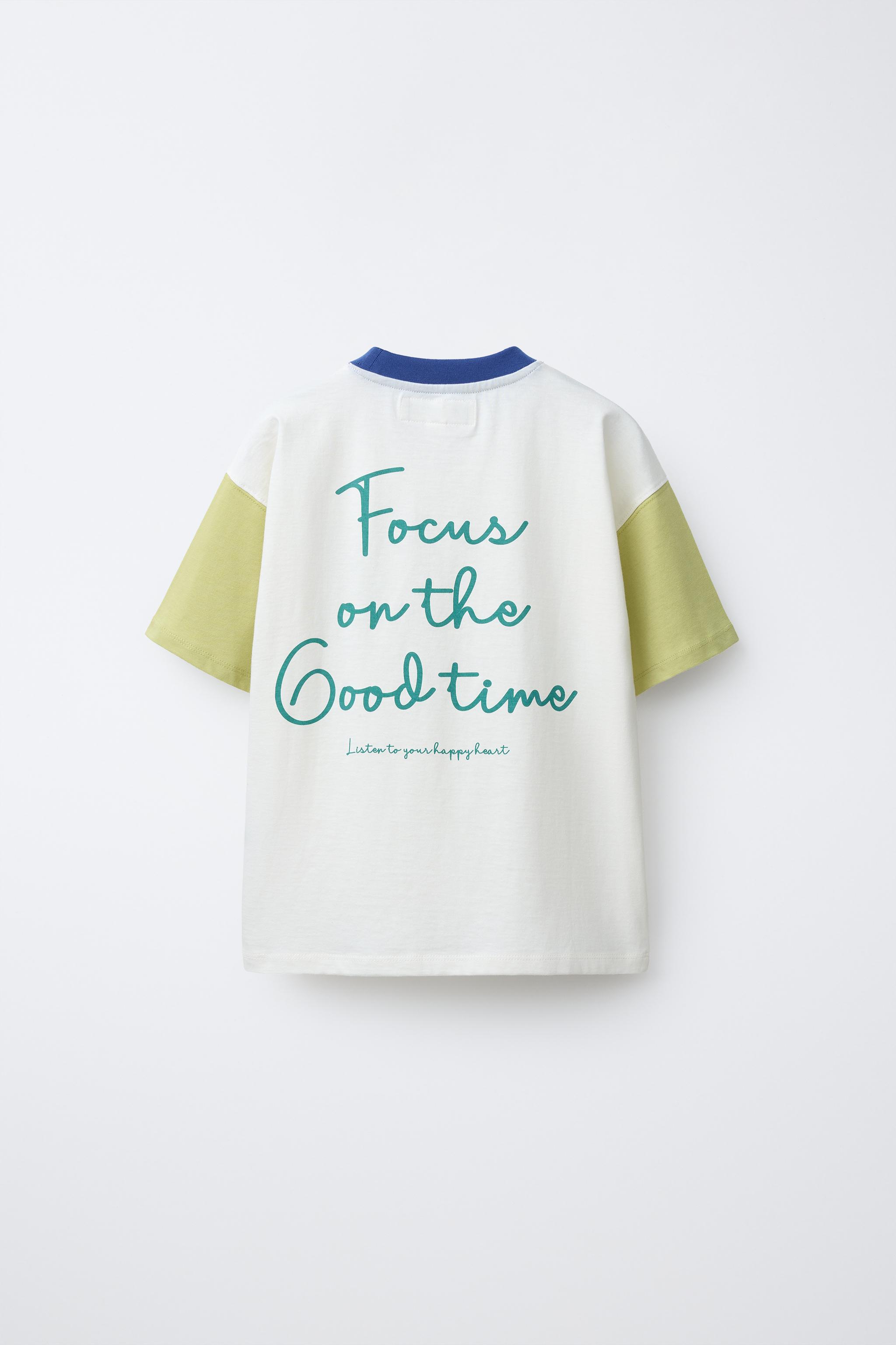 T-SHIRT À MANCHES CONTRASTANTES ET INSCRIPTION